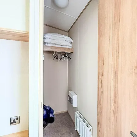 Campsite Beautiful Caravan With Decking At Hoburne Devon Bay, Ref 54058f
