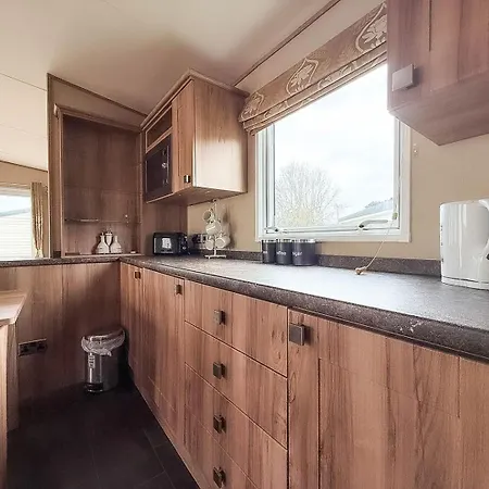 Beautiful Caravan With Decking At Hoburne Devon Bay, Ref 54058f Paignton