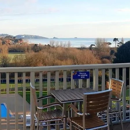 Retro Lux Getaway By The Sea W/pool, Gym & Views