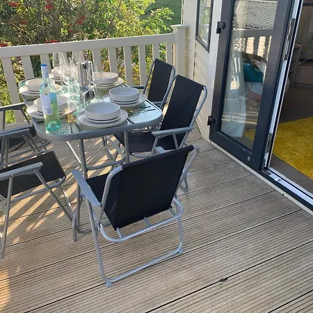 Retro Lux Getaway By The Sea W/pool, Gym & Views Apartment *