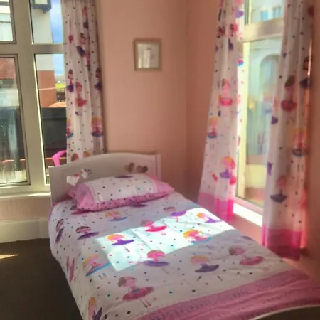 Singer House: Seafront Garden Flat With Parking Apartment *