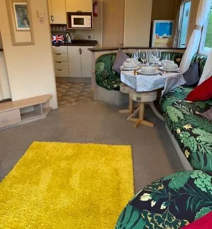 Apartment Retro Lux Getaway By The Sea W/pool, Gym & Views *