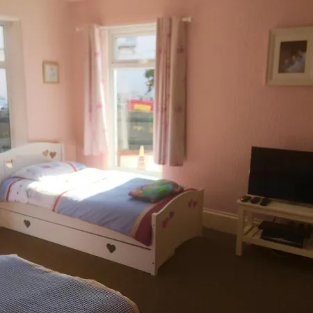 Singer House: Seafront Garden Flat With Parking * Paignton