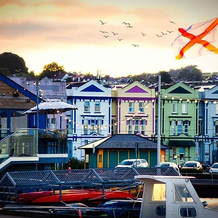 4 - Large - Sea Front Location - Rear Views-free Parking Holiday home *