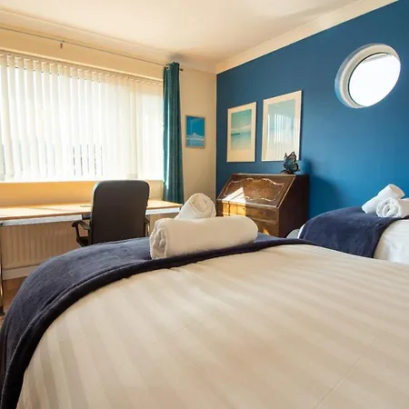 Spacious - Sea & Steam Train Views + Garden Holiday home