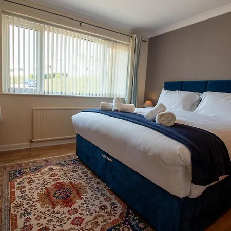 Spacious - Sea & Steam Train Views + Garden