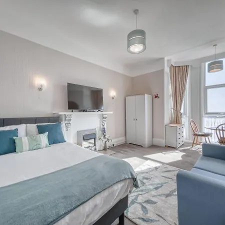 1 Large Sea Front- Sea Views- Free Parking *