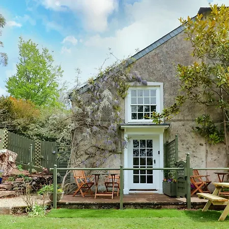 Holiday home Wisteria *
