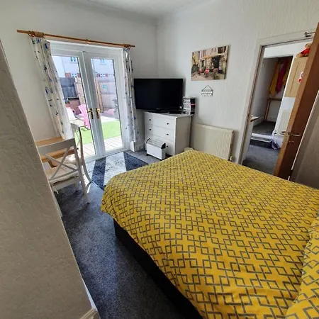 Singer House: Seafront Garden Flat With Parking *