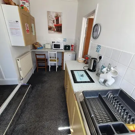 Singer House: Seafront Garden Flat With Parking Apartment Paignton