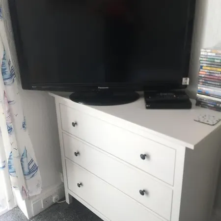 Singer House: Seafront Garden Flat With Parking Apartment *