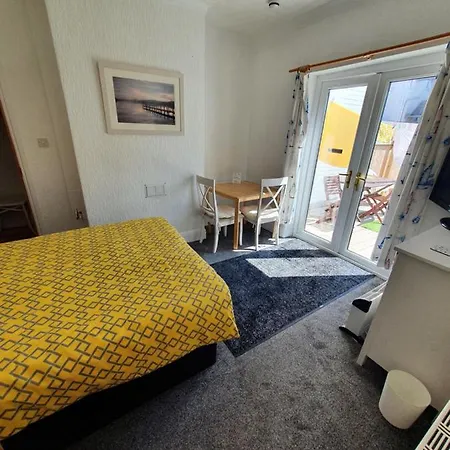 Barbie House: Beachfront With Beauty Amenities Paignton