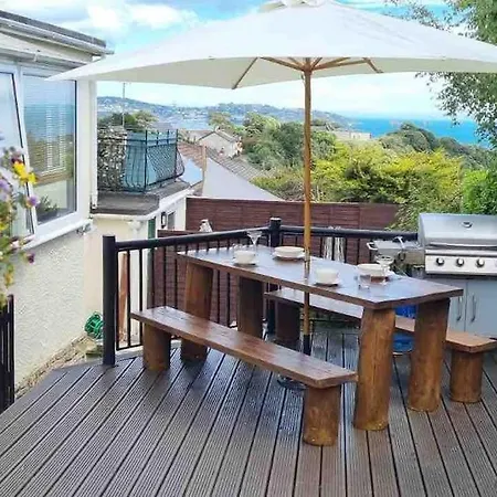 3 Bedroom With Great Sea Views, Private Hot Tub & Gardens