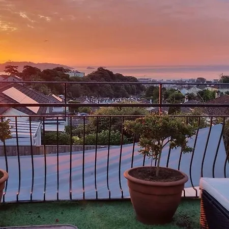 3 Bedroom With Great Sea Views, Private Hot Tub & Gardens Paignton