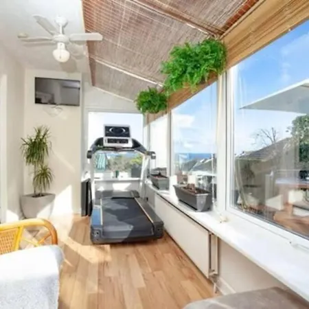 3 Bedroom With Great Sea Views, Private Hot Tub & Gardens Holiday home