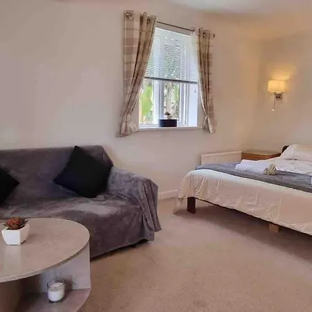 3 Bedroom With Great Sea Views, Private Hot Tub & Gardens * Paignton