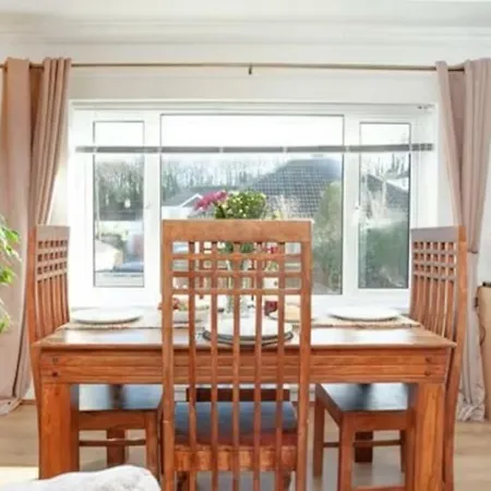 3 Bedroom With Great Sea Views, Private Hot Tub & Gardens * Paignton