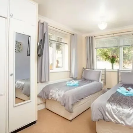 Holiday home 3 Bedroom With Great Sea Views, Private Hot Tub & Gardens *
