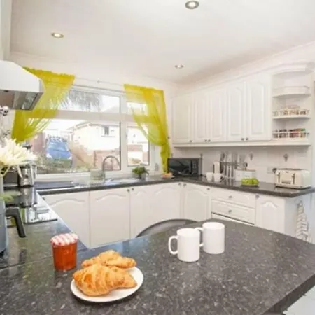 Holiday home 3 Bedroom With Great Sea Views, Private Hot Tub & Gardens *