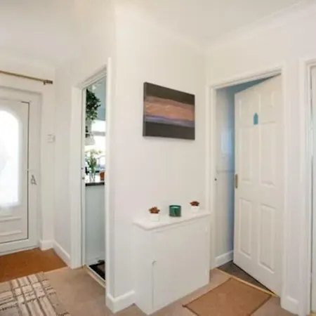 3 Bedroom With Great Sea Views, Private Hot Tub & Gardens Holiday home *