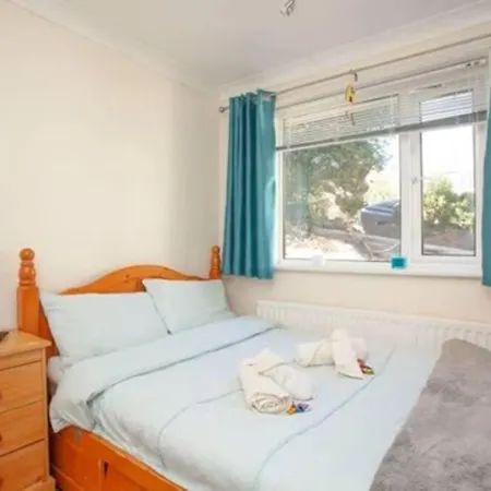 3 Bedroom With Great Sea Views, Private Hot Tub & Gardens