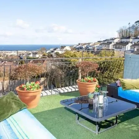 3 Bedroom With Great Sea Views, Private Hot Tub & Gardens Holiday home *