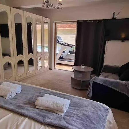 3 Bedroom With Great Sea Views, Private Hot Tub & Gardens * Paignton