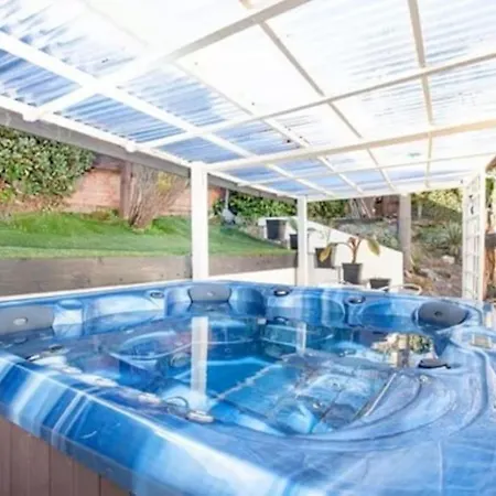 Holiday home 3 Bedroom With Great Sea Views, Private Hot Tub & Gardens *