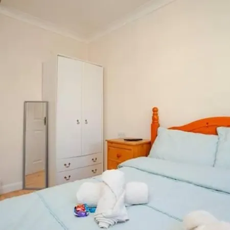 Holiday home 3 Bedroom With Great Sea Views, Private Hot Tub & Gardens *
