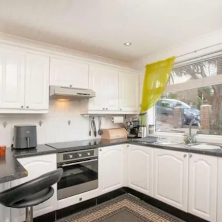3 Bedroom With Great Sea Views, Private Hot Tub & Gardens Holiday home *