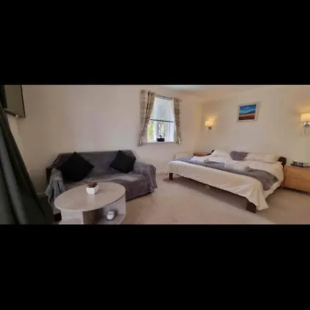 3 Bedroom With Great Sea Views, Private Hot Tub & Gardens Paignton