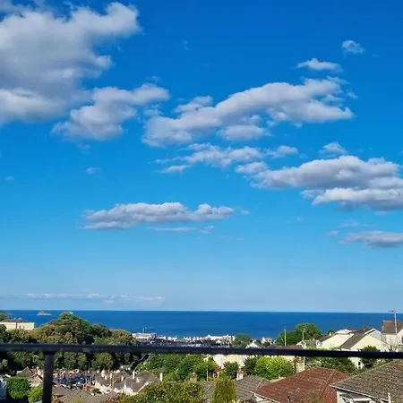 3 Bedroom With Great Sea Views, Private Hot Tub & Gardens Holiday home