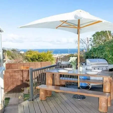 3 Bedroom With Great Sea Views, Private Hot Tub & Gardens Holiday home *