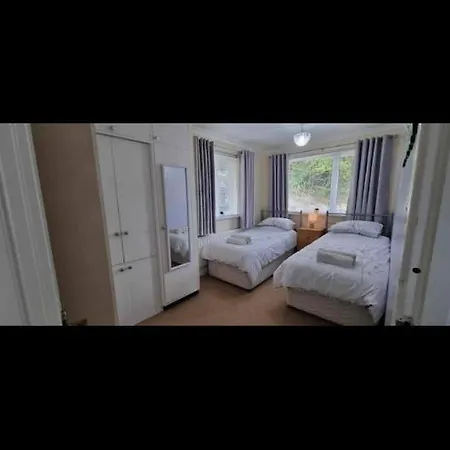 3 Bedroom With Great Sea Views, Private Hot Tub & Gardens Holiday home Paignton