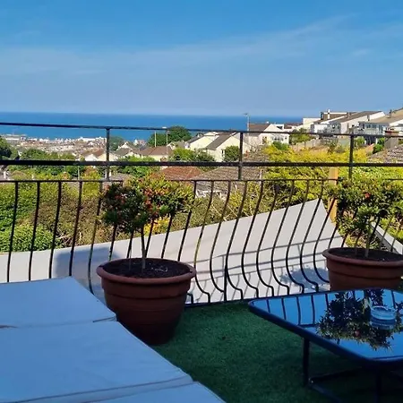 3 Bedroom With Great Sea Views, Private Hot Tub & Gardens * Paignton