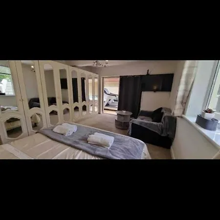 Holiday home 3 Bedroom With Great Sea Views, Private Hot Tub & Gardens