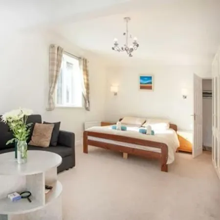 3 Bedroom With Great Sea Views, Private Hot Tub & Gardens Holiday home Paignton