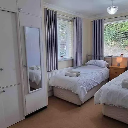 3 Bedroom With Great Sea Views, Private Hot Tub & Gardens Holiday home *