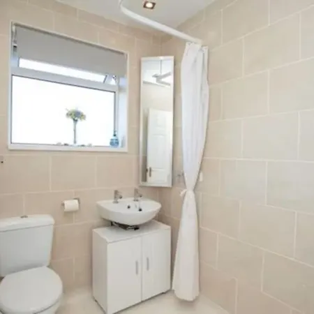 3 Bedroom With Great Sea Views, Private Hot Tub & Gardens Paignton