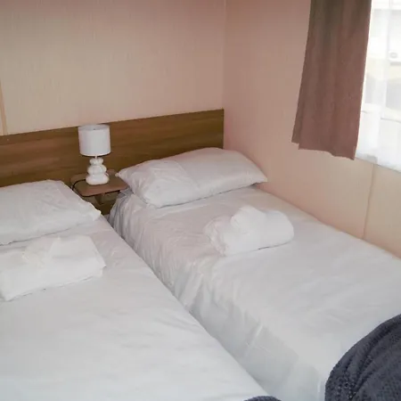 Campsite Lovely Caravan With Decking In Paignton, Devon Sleeps 8 Guests Ref 82063w *