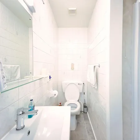 2 - 1 Bedroom Sea Front-sea Views-free Parking *