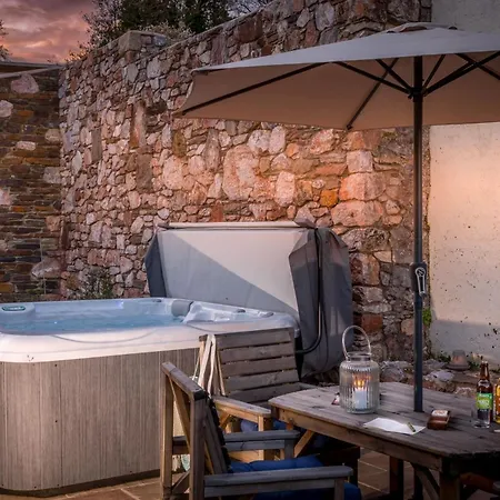 The Dairy, Higher Yalberton Farm Holiday home