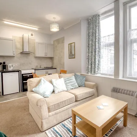 4 - Large - Sea Front Location - Rear Views-free Parking Holiday home