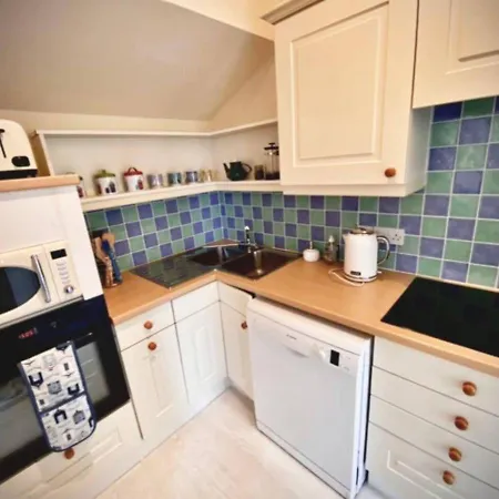 Briarfield - Adorable 1 Bedroom Seaside Apartment, On-site Parking Paignton