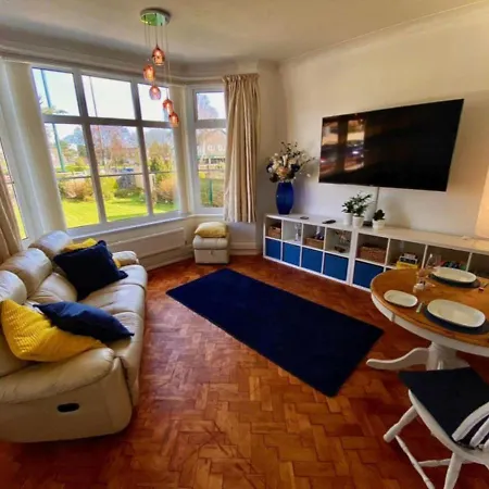 Holiday home Briarfield - Adorable 1 Bedroom Seaside Apartment, On-site Parking *