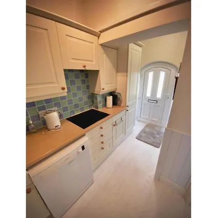 Briarfield - Adorable 1 Bedroom Seaside Apartment, On-site Parking *