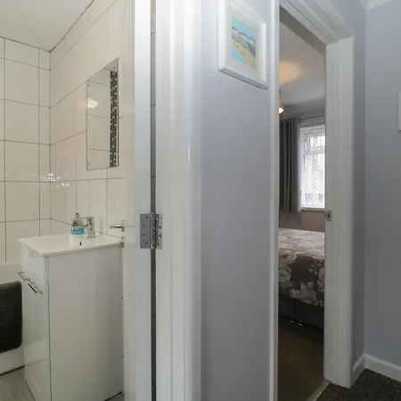 Flat 4, Big Tree Flats * Paignton