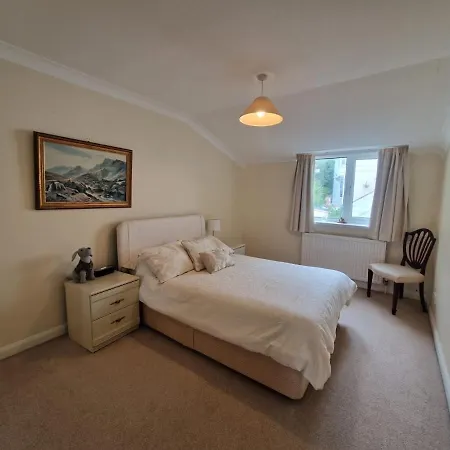 Spacious Four Bedroom House, 3 Min Walk To Paignton