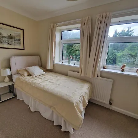 Spacious Four Bedroom House, 3 Min Walk To Holiday home *