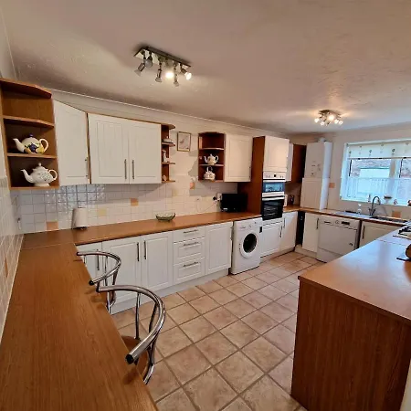 Spacious Four Bedroom House, 3 Min Walk To Holiday home Paignton